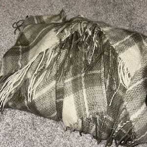 One-size olive green patterned blanket shawl